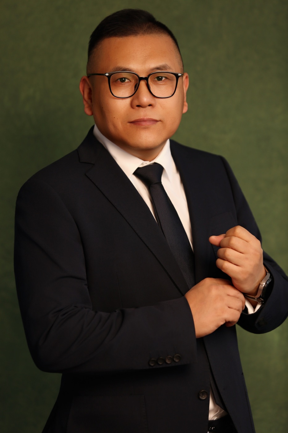 苗在超律师正装照